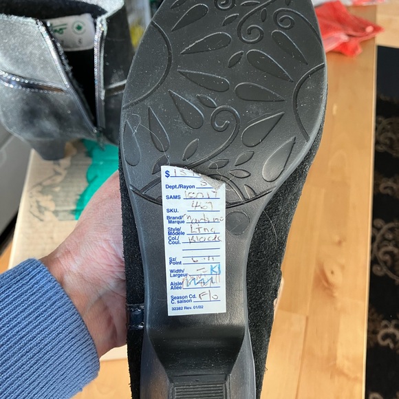 Ladies cute Ankle boots by Martino Canada Size 6 like new in original box - Picture 7 of 8